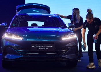 Un modello Byd in esposizione (Ansa)