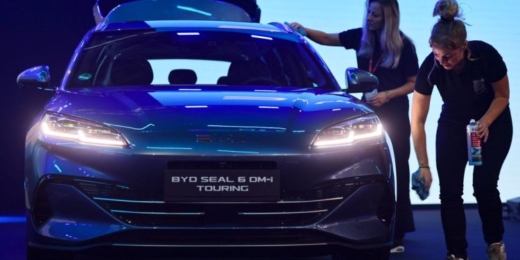 Un modello Byd in esposizione (Ansa)