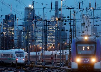 Treni in transito nei pressi di Francoforte (Ansa)