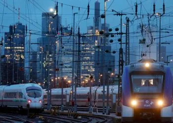 Treni in transito nei pressi di Francoforte (Ansa)