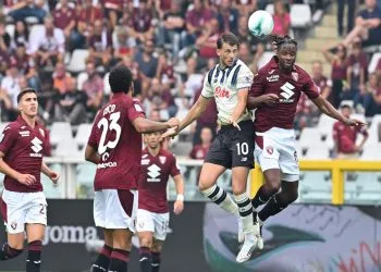 Tameze lotta con Samrdzic durante Torino-Atalanta (Foto Ansa)