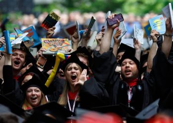 Cerimonia di laurea degli studenti di Harvard, Cambridge, Massachusetts, USA, maggio 2025 (Ansa)