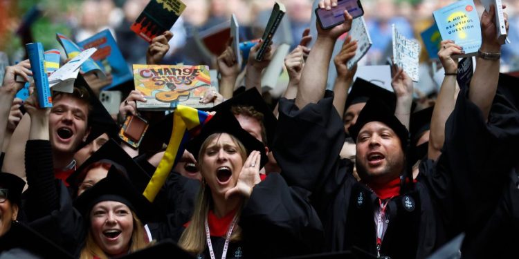 Cerimonia di laurea degli studenti di Harvard, Cambridge, Massachusetts, USA, maggio 2025 (Ansa)