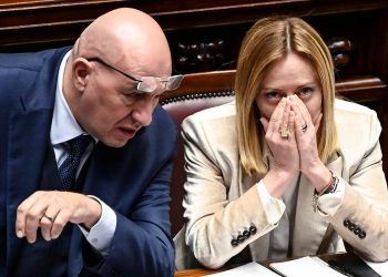 Guido Crosetto, ministro della Difesa, con Giorgia Meloni, presidente del Consiglio (Ansa)