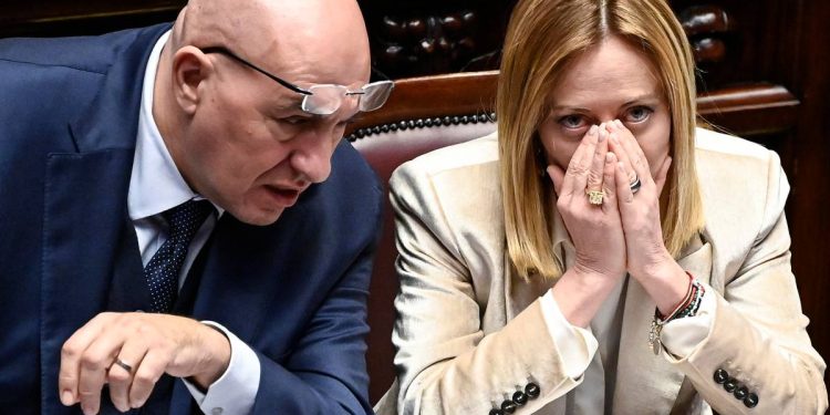 Guido Crosetto, ministro della Difesa, con Giorgia Meloni, presidente del Consiglio (Ansa)