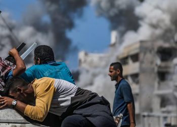 Palestinesi cercano riparo durante uno Strike israeliano su Gaza City, 27 settembre 2025 (Ansa)
