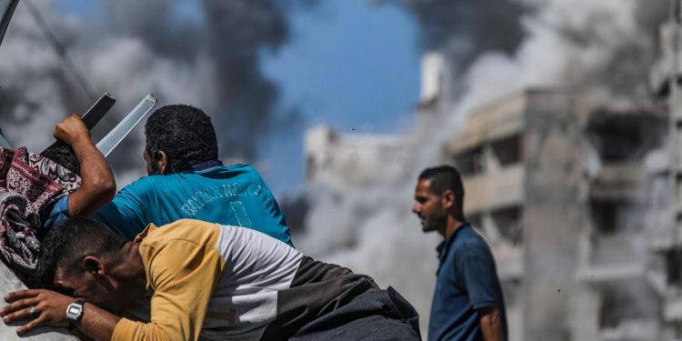 Palestinesi cercano riparo durante uno Strike israeliano su Gaza City, 27 settembre 2025 (Ansa)
