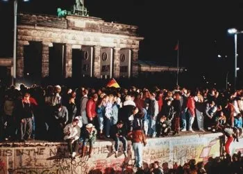 Berlino, 9 novembre 1989: tedeschi dell'Est e dell'Ovest si incontrano nei pressi del Muro (Ansa)