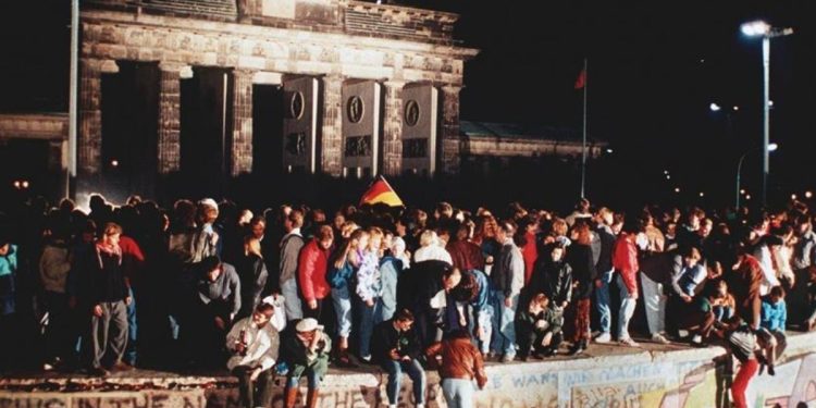 Berlino, 9 novembre 1989: tedeschi dell'Est e dell'Ovest si incontrano nei pressi del Muro (Ansa)