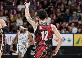 Denzel Valentine in azione con la Reyer Venezia (da facebook.com/ReyerVenezia)
