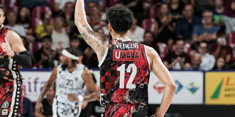 Denzel Valentine in azione con la Reyer Venezia (da facebook.com/ReyerVenezia)