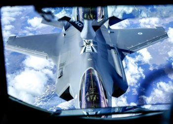 Caccia F35 italiano si rifornisce in volo durante l'Arctic Challenge Exercise (ACE) in Norvegia, 1 giugno 2023 (Ansa)