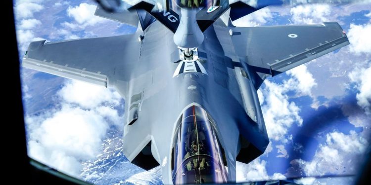 Caccia F35 italiano si rifornisce in volo durante l'Arctic Challenge Exercise (ACE) in Norvegia, 1 giugno 2023 (Ansa)