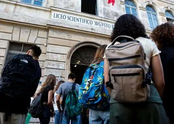Studenti davanti al Liceo scientifico "Augusto Righi", Roma (Ansa)
