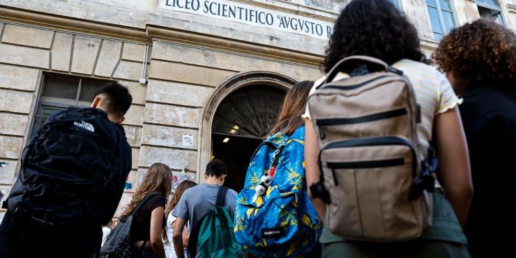 Studenti davanti al Liceo scientifico "Augusto Righi", Roma (Ansa)