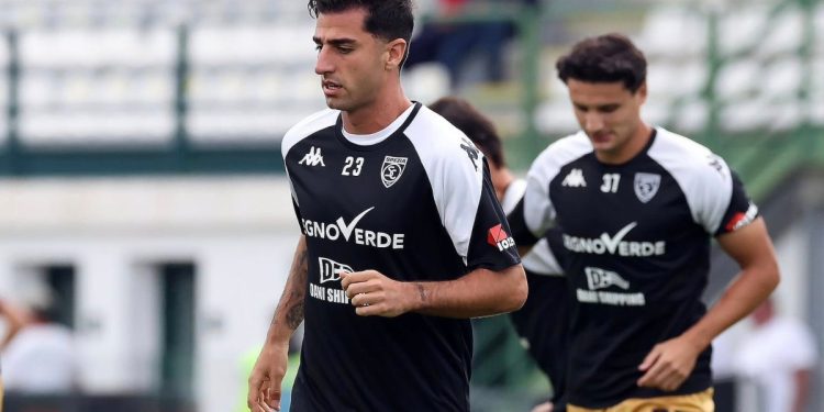 Antonio Candela si riscalda con lo Spezia (da facebook.com/SpeziaCalcio)