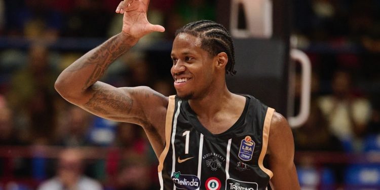 Dj Steward a segno con Trento (da facebook.com/AquilaBasketTN)