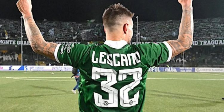 Facundo Lescano esulta con l'Avellino (da facebook.com/SerieCofficial)