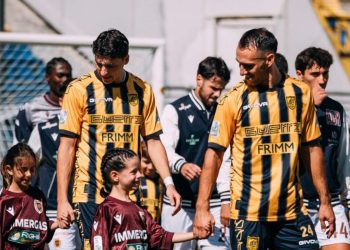 La Juve Stabia entra in campo (da facebookc.om/juvestabiaofficial)