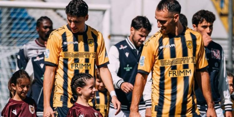 La Juve Stabia entra in campo (da facebookc.om/juvestabiaofficial)