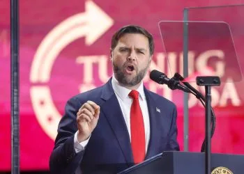 JD Vance vicepresidente degli Stati Uniti. Dietro di lui il logo di Turning Point USA (Ansa)