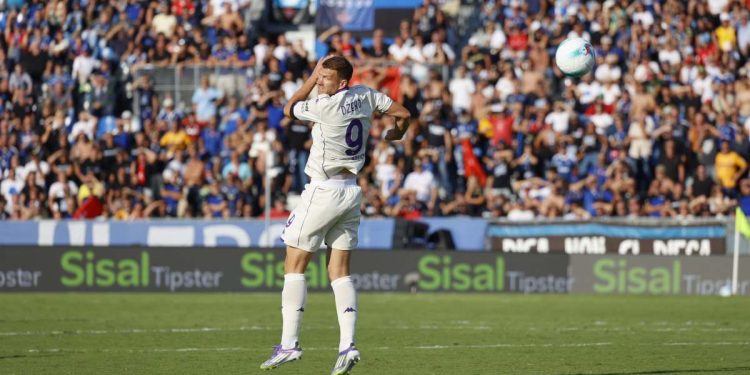 Edin Dzeko con la maglia della Fiorentina (Foto ANSA)
