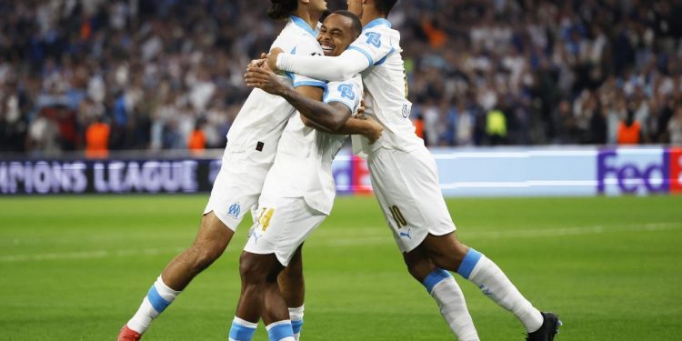 Greenwood e Nadir abbracciano Paixao dopo un gol segnato col Marsiglia (Foto Ansa)