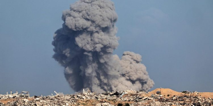 Bombe di Israele sulla Striscia di Gaza (Ansa)