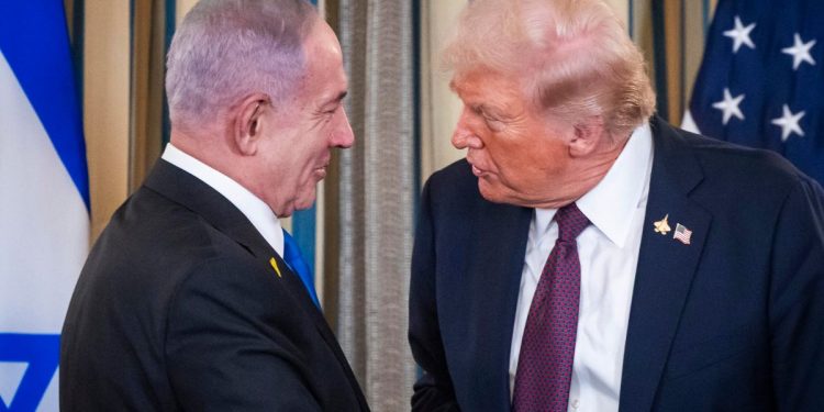 Benjamin Netanyahu (s) con Donald Trump alla Casa Bianca (Ansa)