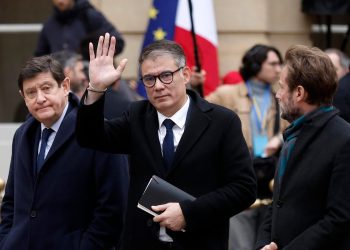 Matignon (Parigi), 16 dicembre 2024: da d. Boris Vallaud, Olivier Faure e Patrick Kanner (Ansa)