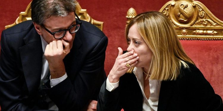 Giorgia Meloni, presidente del Consiglio, con Giancarlo Giorgetti, ministro dell'Economia (Ansa)