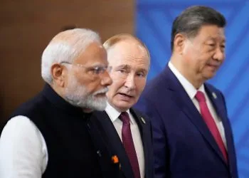da sin.: Narendra Modi, Vladimir Putin e Xi Jinping al summit SCO di Tianjin (Ansa)