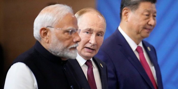 da sin.: Narendra Modi, Vladimir Putin e Xi Jinping al summit SCO di Tianjin (Ansa)