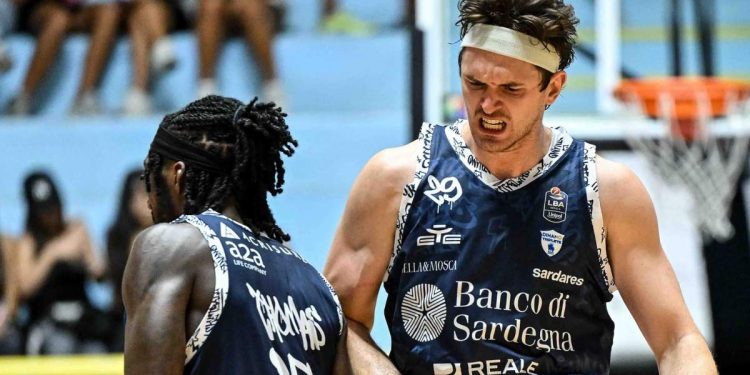 La Dinamo Sassari in amichevole (da facebook.com/dinamosassariofficial)