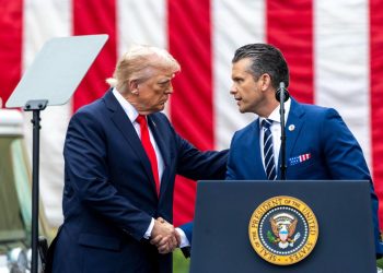 Pete Hegseth e Donald Trump (Foto: ANSA-EPA/SHAWN THEW)