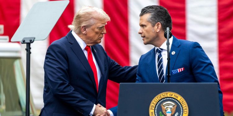 Pete Hegseth e Donald Trump (Foto: ANSA-EPA/SHAWN THEW)