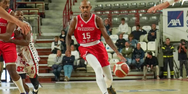 Jamar Smith con la Una Hotels Reggio Emilia (da facebook.com/pallacanestroreggiana)