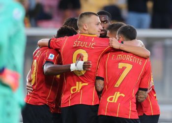 Il Lecce festeggia un gol (Foto ANSA)
