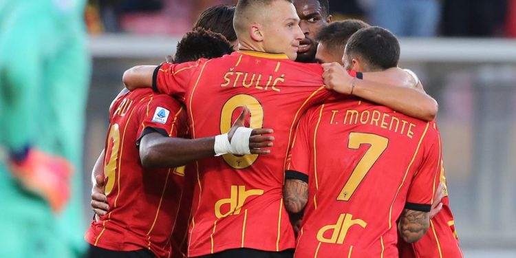 Il Lecce festeggia un gol (Foto ANSA)