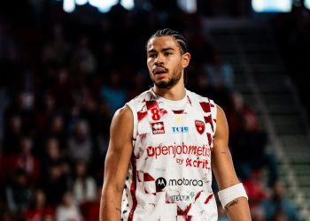 Olivier Nkamhoua con la Openjobmetis Varese (da facebook.com/pallvarese)