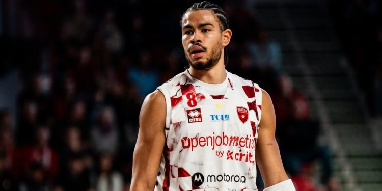 Olivier Nkamhoua con la Openjobmetis Varese (da facebook.com/pallvarese)