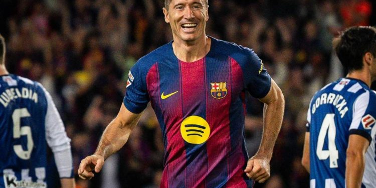 Robert Lewandowski in campo con il Barcellona (Foto: Web)