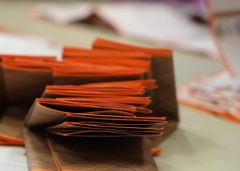 Spoglio delle schede in un seggio elettorale (Ansa)