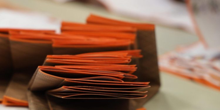 Spoglio delle schede in un seggio elettorale (Ansa)