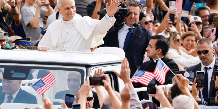 Papa Leone XIV con fedeli USA