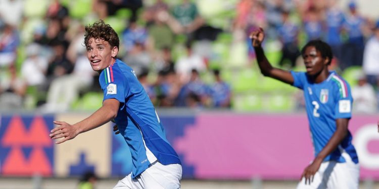 Andrea Natali esulta con l'Italia U20 (Foto ANSA)