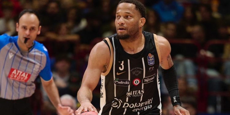 DeVante' Jones con l'Aquila Trento (da facebook.com/AquilaBasketTN)