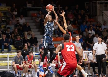 Jordan Bowden al tiro con la Pallacanestro Cantù (da facebook.com/pallcantu)