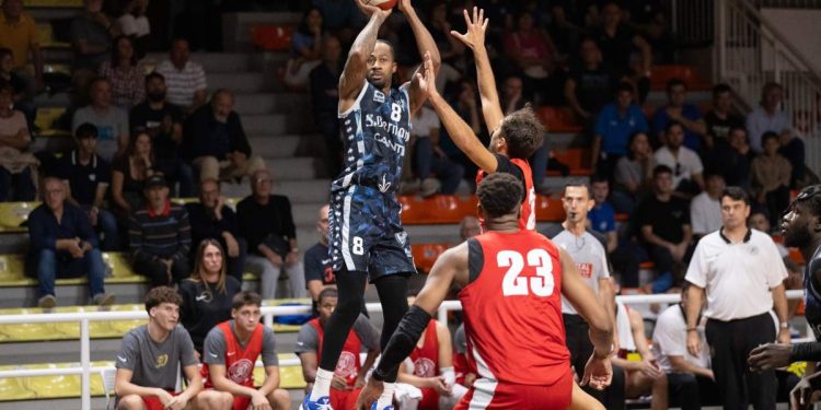 Jordan Bowden al tiro con la Pallacanestro Cantù (da facebook.com/pallcantu)