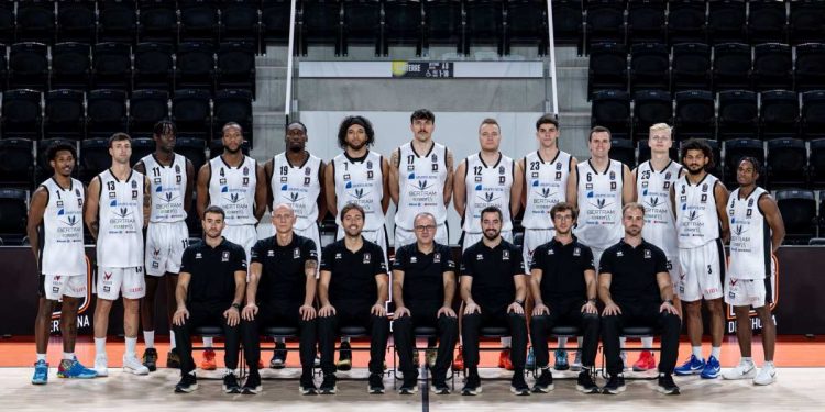 Il roster della Bertram Tortona (da facebook.com/DerthonaBasket)